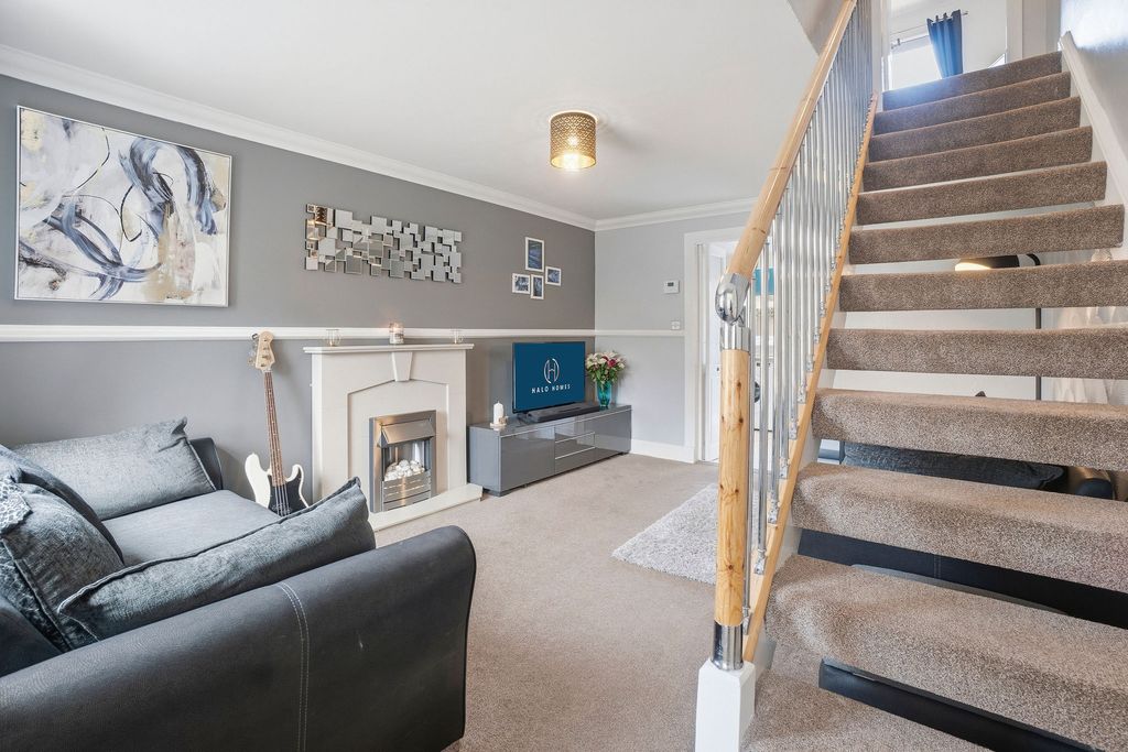 Property photo 3 of 17 Lounge