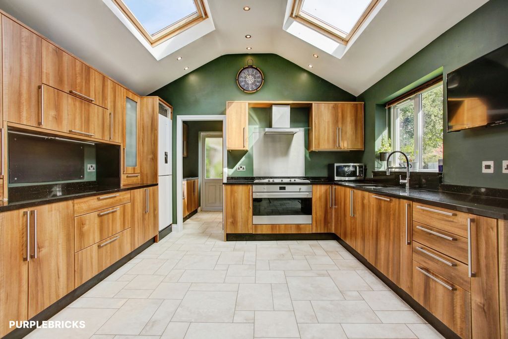Property photo 2 of 33