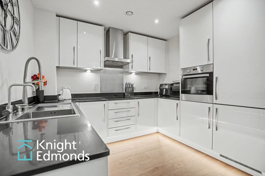 Property photo 2 of 11 Kitchen