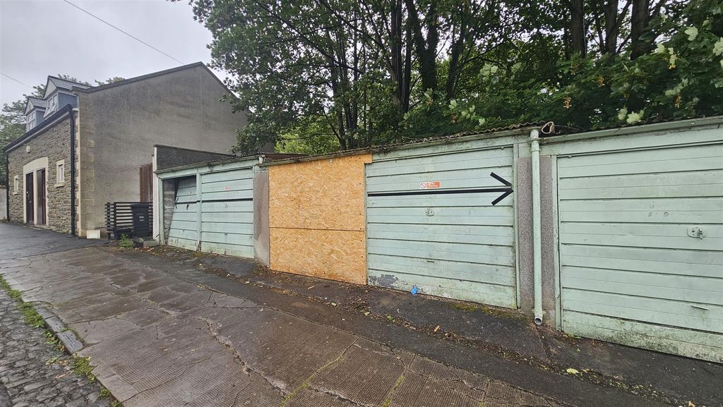 Property photo 2 of 6 Garage 9 - 2 - Kensington Road
