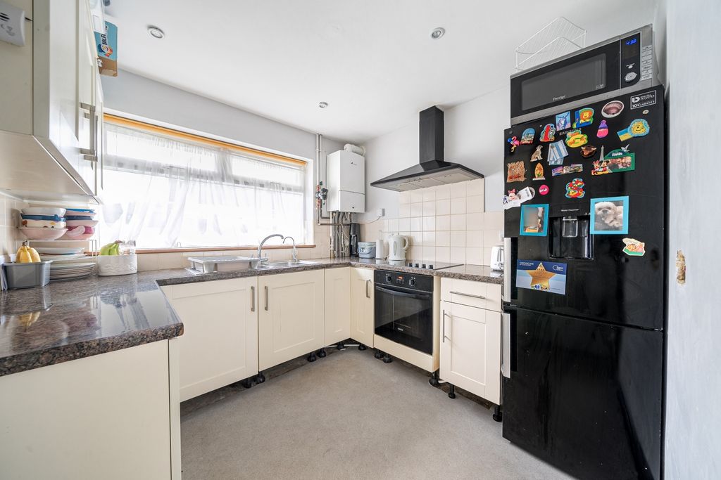 Property photo 3 of 10 Kitchen