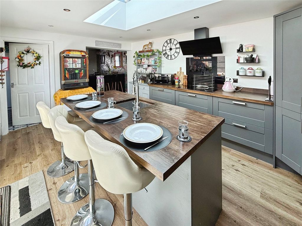 Property photo 2 of 13 Kitchen/Breakfast