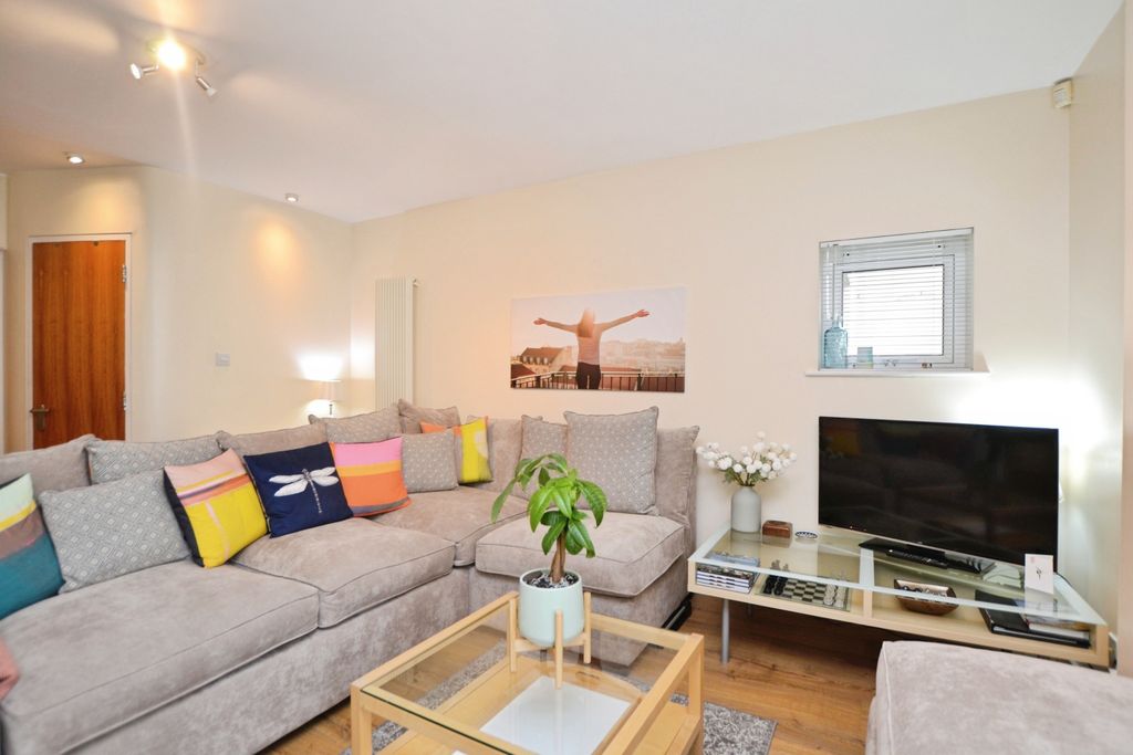 Property photo 3 of 21