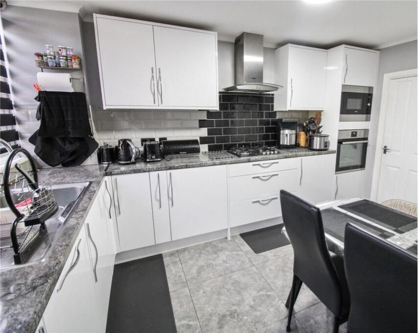 Property photo 3 of 10 Kitchen