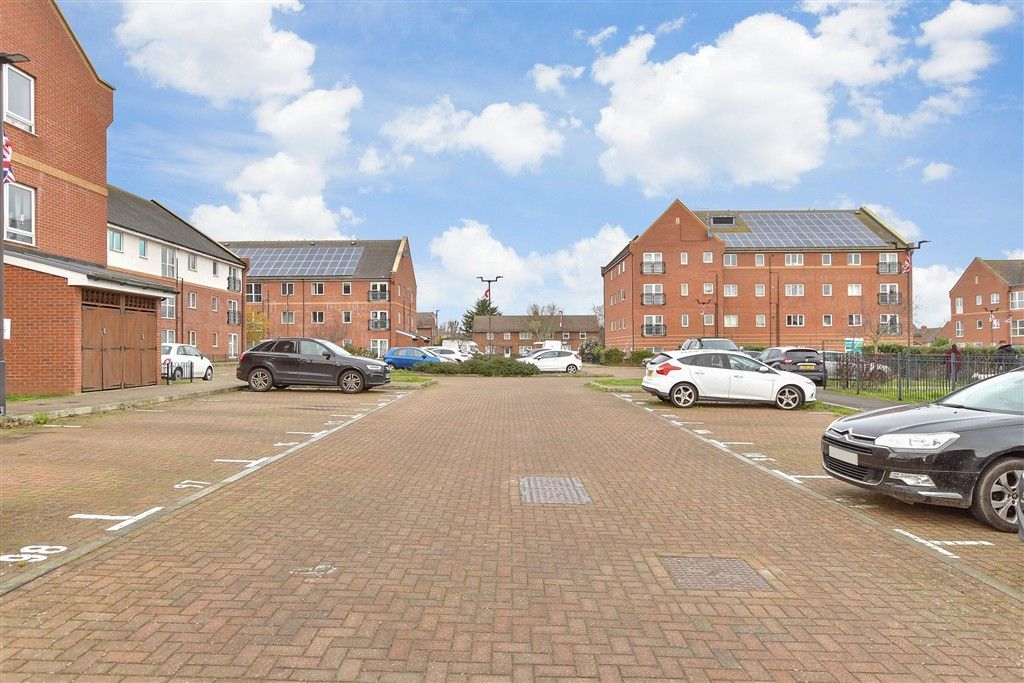 Property photo 2 of 7 Driveway/Parking