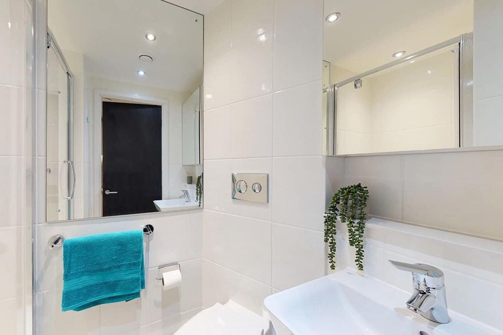 Property photo 3 of 9 Bathroom