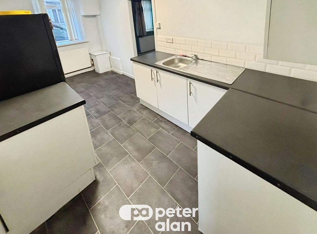 Property photo 2 of 10 Kitchen