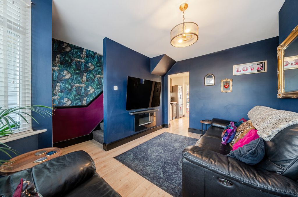 Property photo 3 of 14 Lounge2