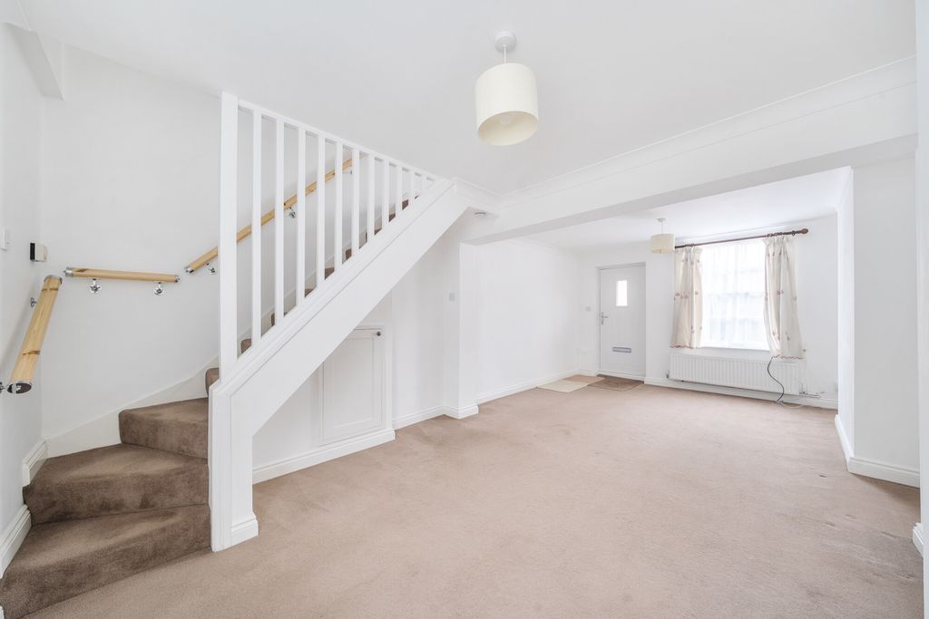 Property photo 3 of 20 1376653-9-690c74B...