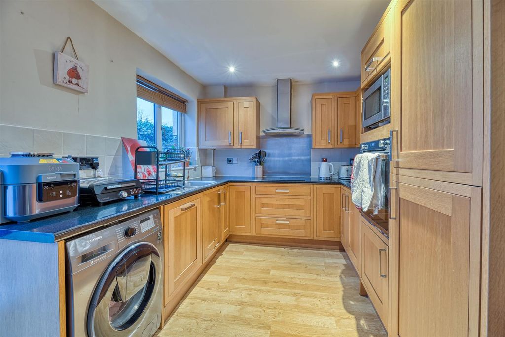 Property photo 3 of 17 Kitchen