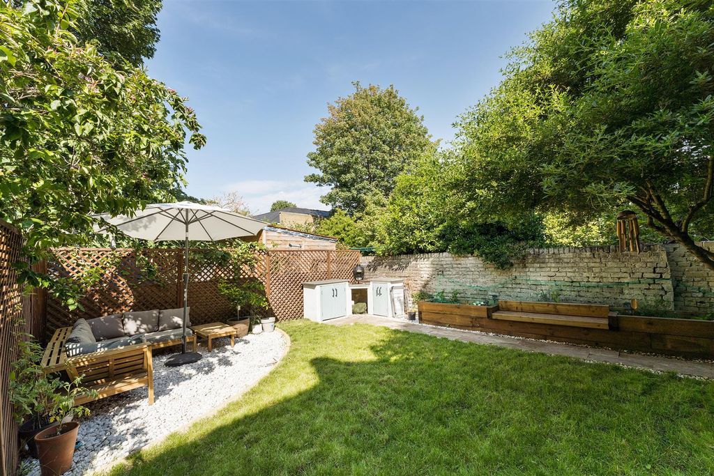 Property photo 3 of 18 Amhurst Road, E8