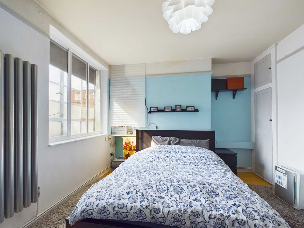 Property photo 3 of 10 Cam03741G0-Pr0039-Still009