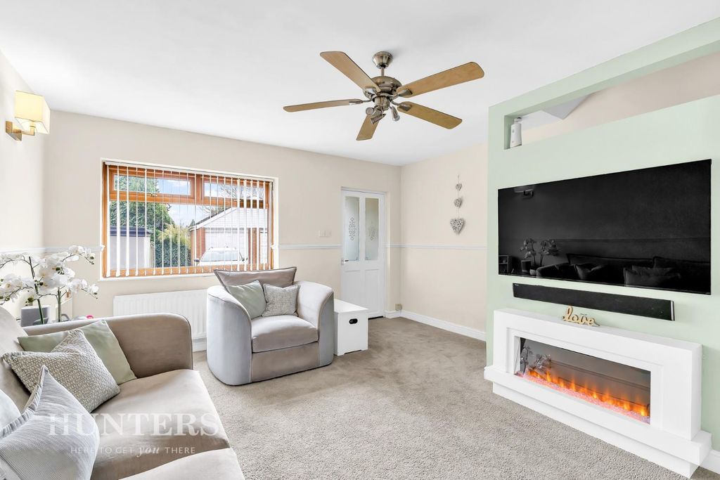 Property photo 3 of 20 Lounge