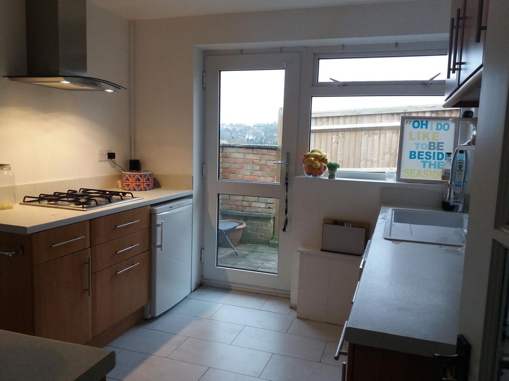 Property photo 3 of 12 Kitchen