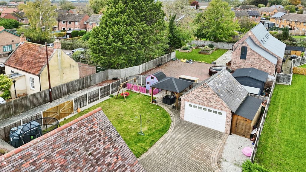 Property photo 2 of 33 4582614