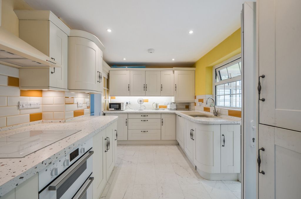 Property photo 2 of 15 1335613-26-6895Fc...