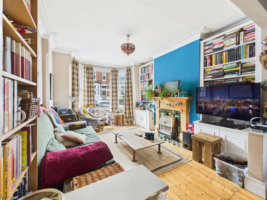 Property photo 2 of 18 Lounge