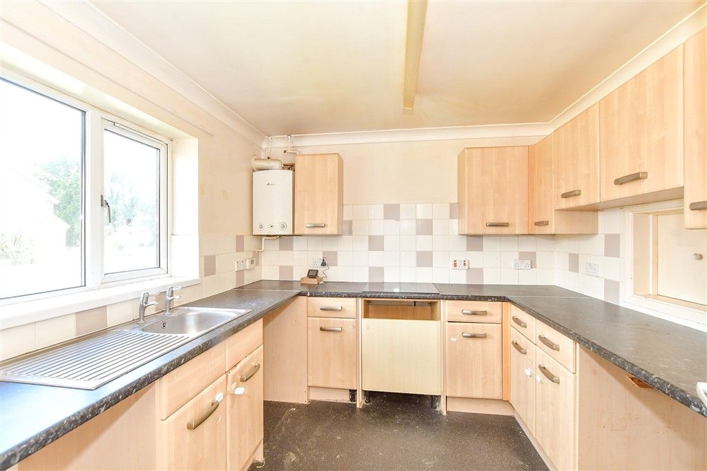 Property photo 3 of 10 Kitchen