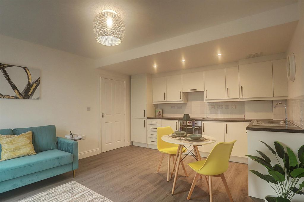 Property photo 3 of 10 Lounge/Kitchen