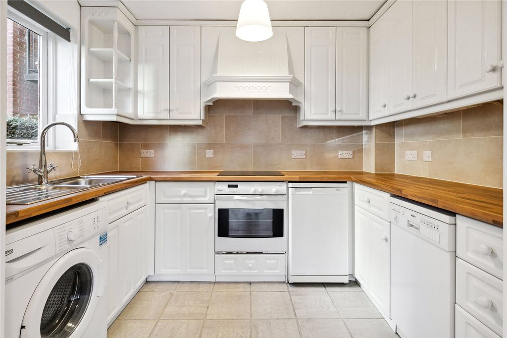 Property photo 2 of 10 Kitchen