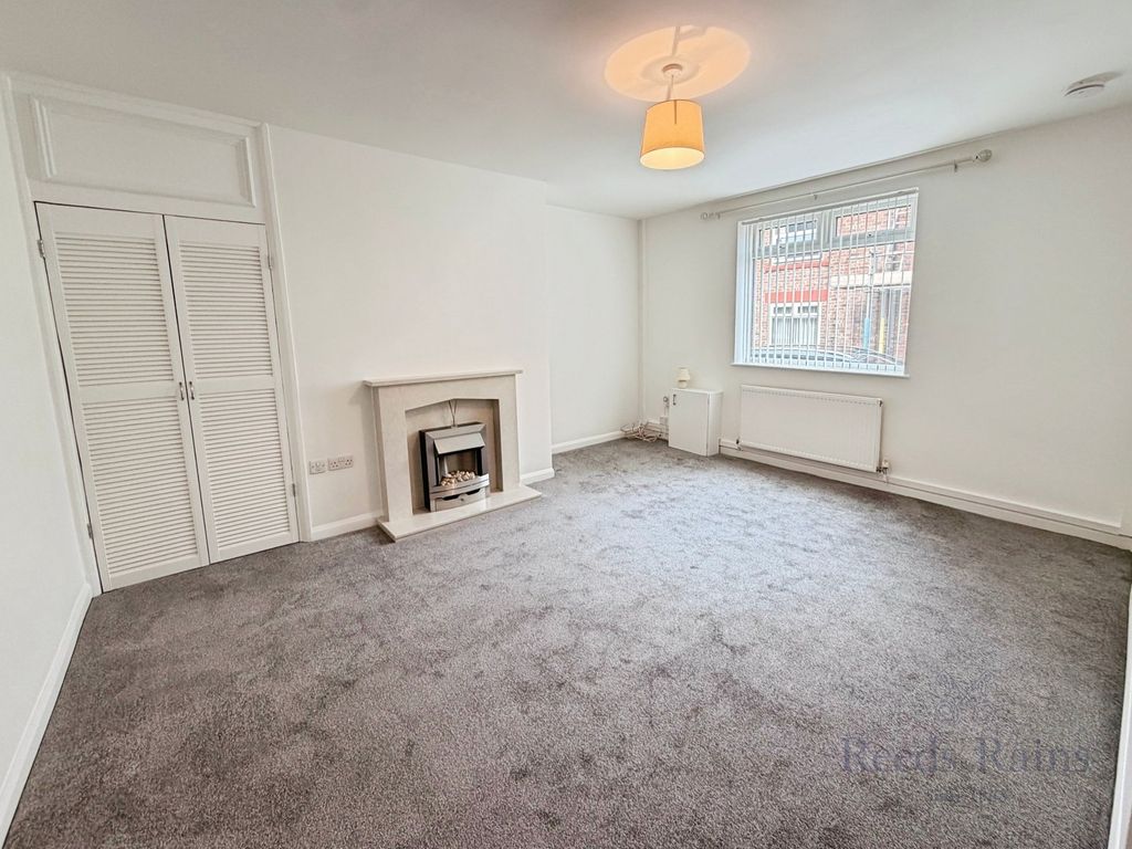 Property photo 3 of 12 Lounge