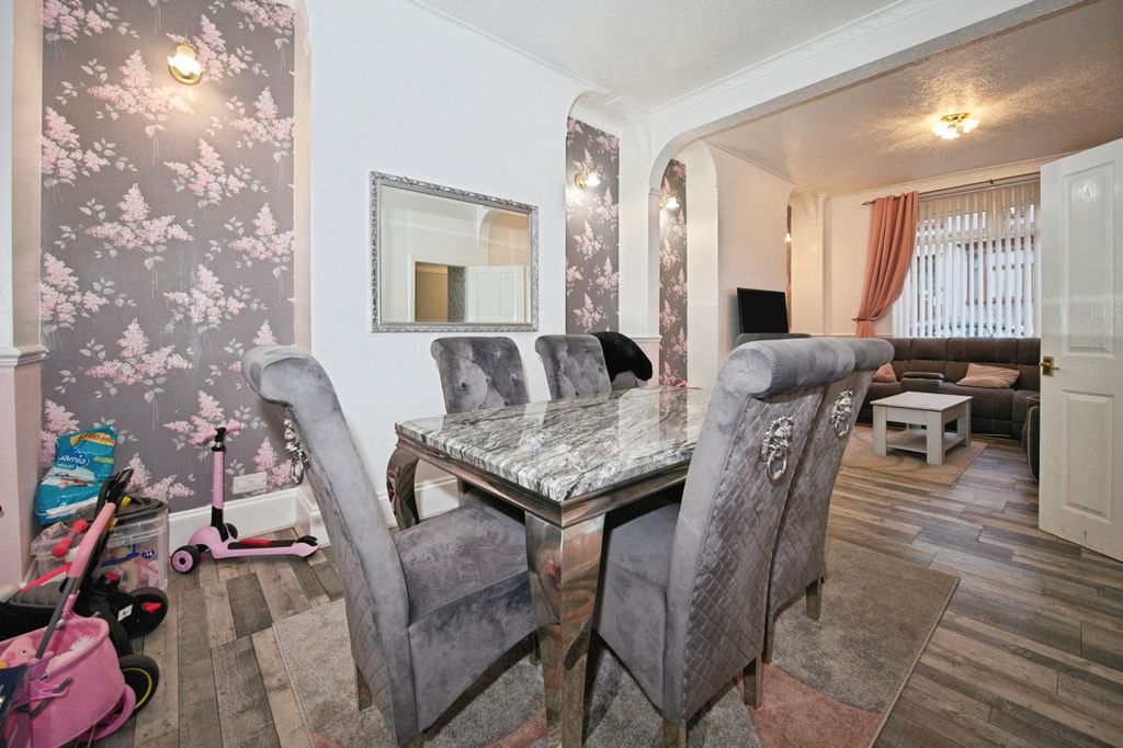 Property photo 3 of 16 Dining Room 1