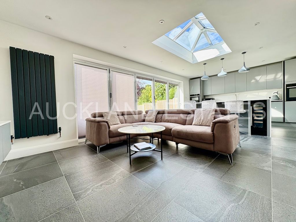 Property photo 2 of 29 Image00020-1758097050822