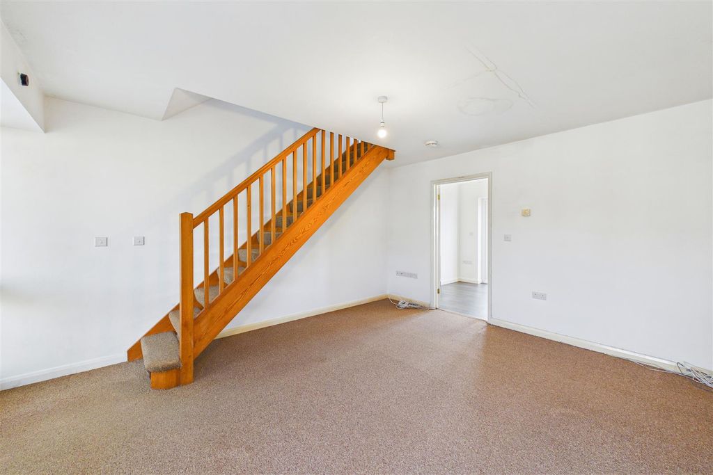 Property photo 3 of 13 Lounge