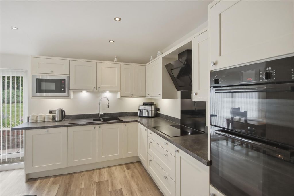 Property photo 2 of 18 'l' Shaped Kitchen/Diner