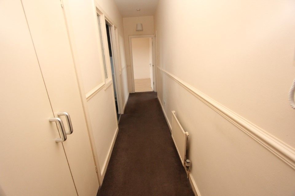 Property photo 3 of 10 Hall