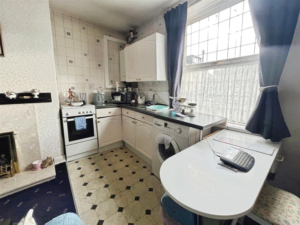 Property photo 3 of 12 Kitchen