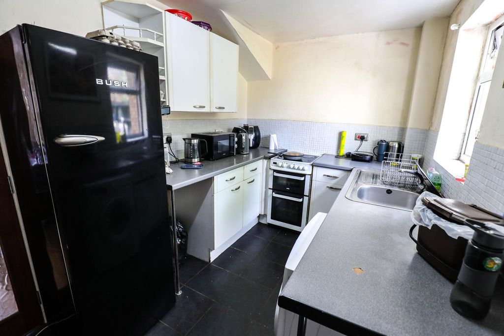 Property photo 3 of 8 Kitchen
