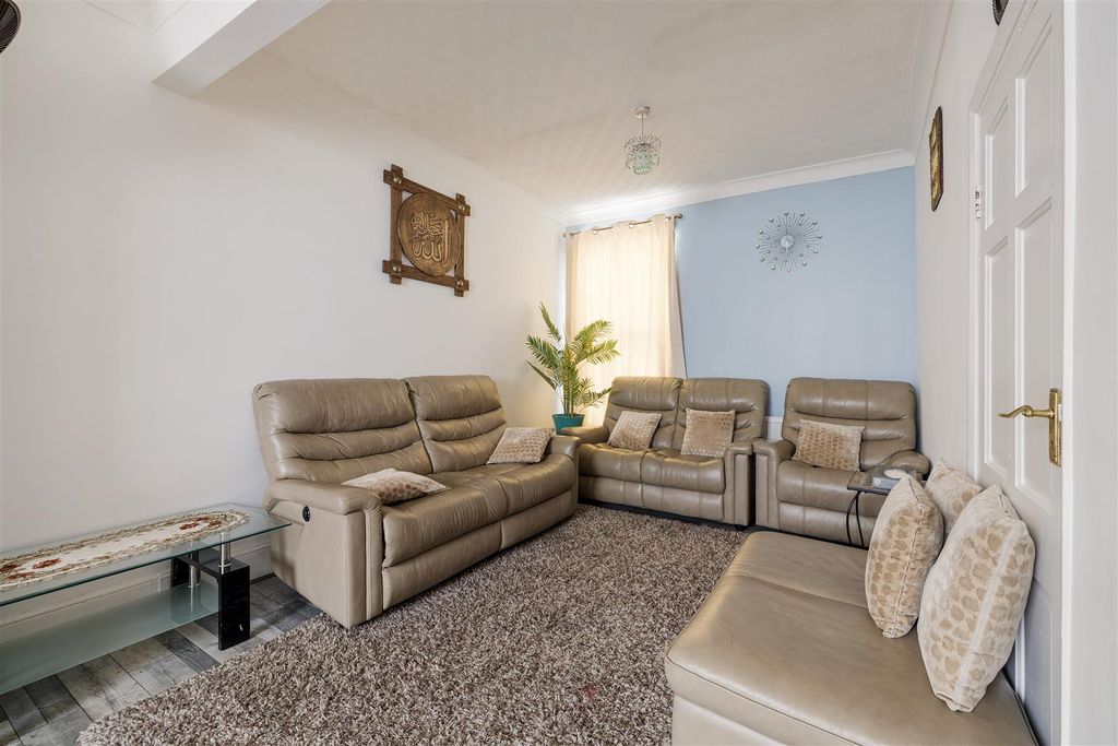 Property photo 3 of 17 Meanley Road, E12