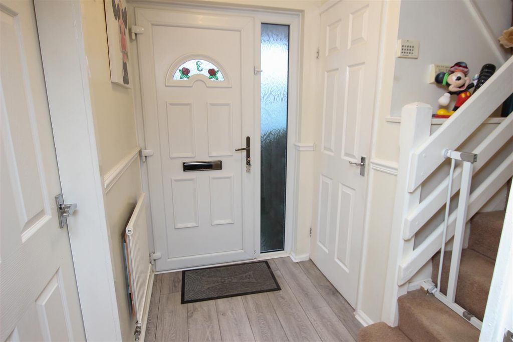 Property photo 2 of 17 Entrance Hall