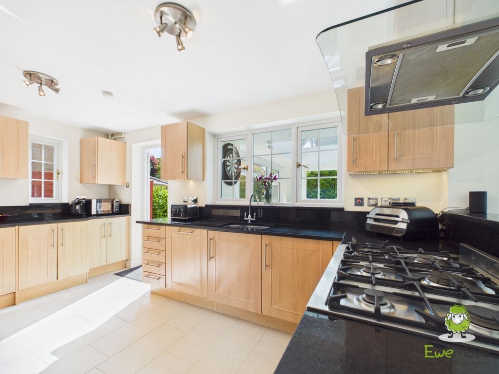 Property photo 3 of 30 Ewemove Estate Agents Basingstoke - Lyndhurst Driv