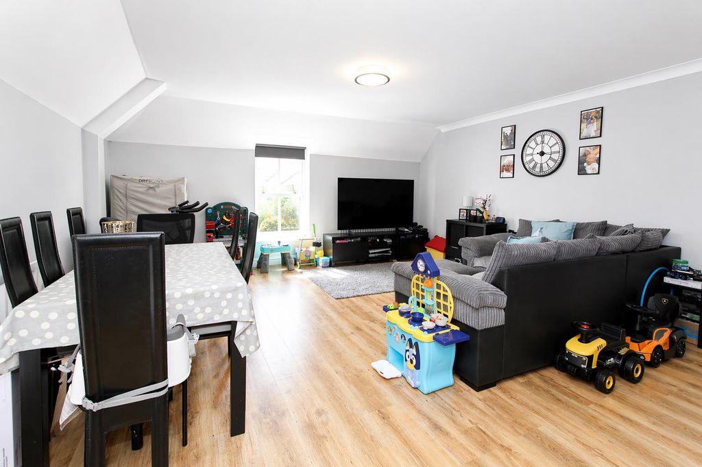 Property photo 2 of 15 Lounge E.Jpg