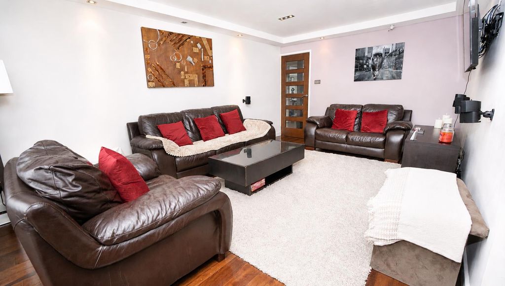 Property photo 3 of 28 Lounge Best.Png