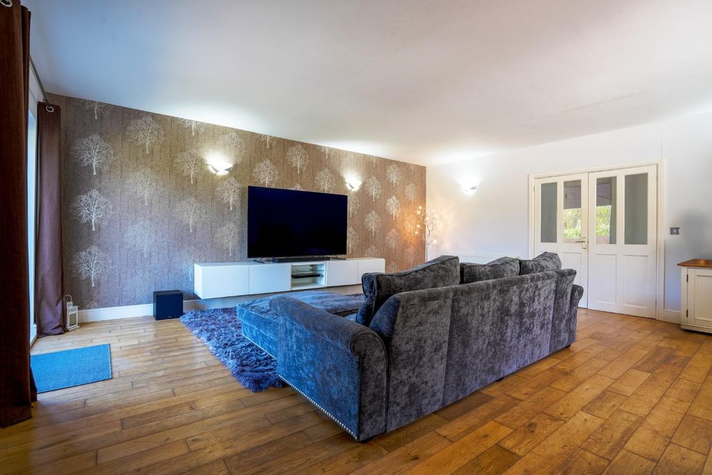 Property photo 3 of 10 Living Room