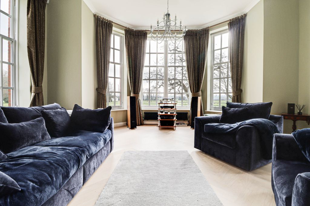 Property photo 2 of 22 Living Room