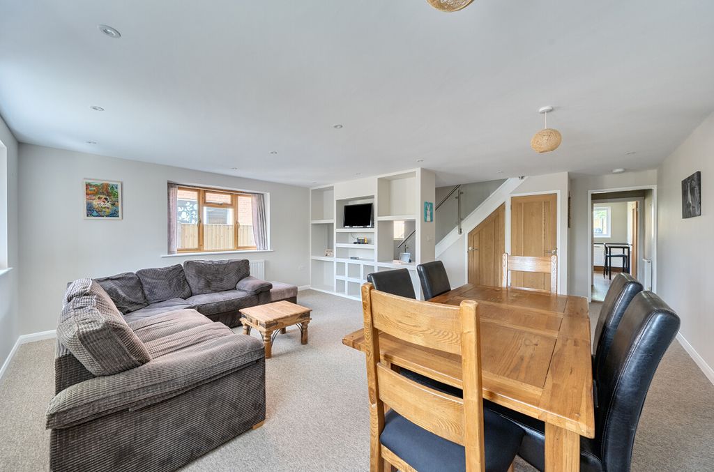 Property photo 2 of 16 1439464-11-69E63d...