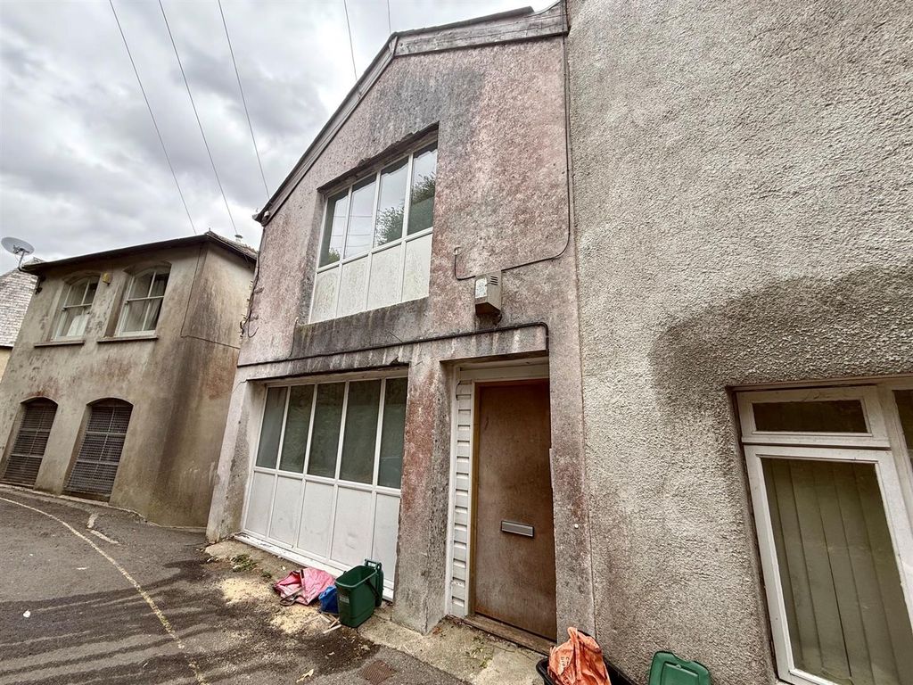 Property photo 1 of 8 External