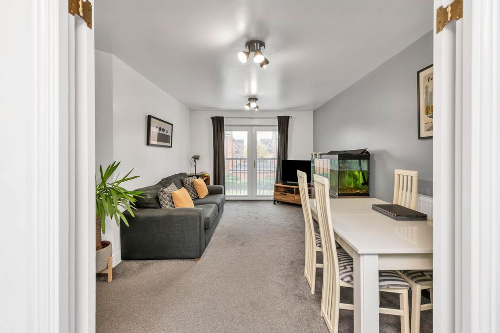 Property photo 2 of 11 Lounge