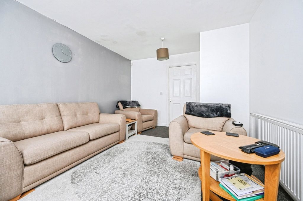 Property photo 3 of 9 Lounge