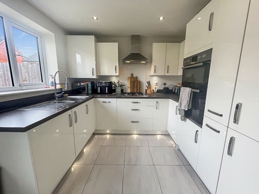 Property photo 3 of 12 Pgkitchen