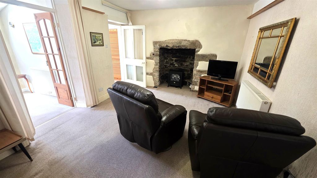 Property photo 2 of 11 Living.Jpg