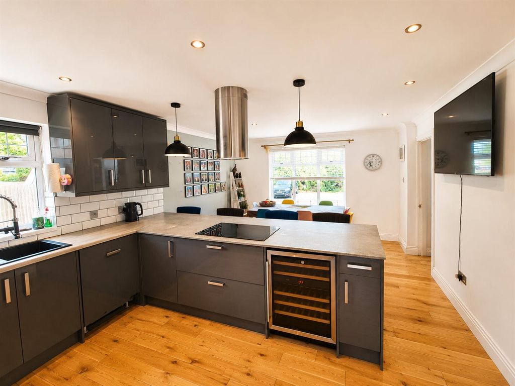 Property photo 2 of 27 A6Ca5Ecf-d526-4B21-9001-0083B78E109d.Png