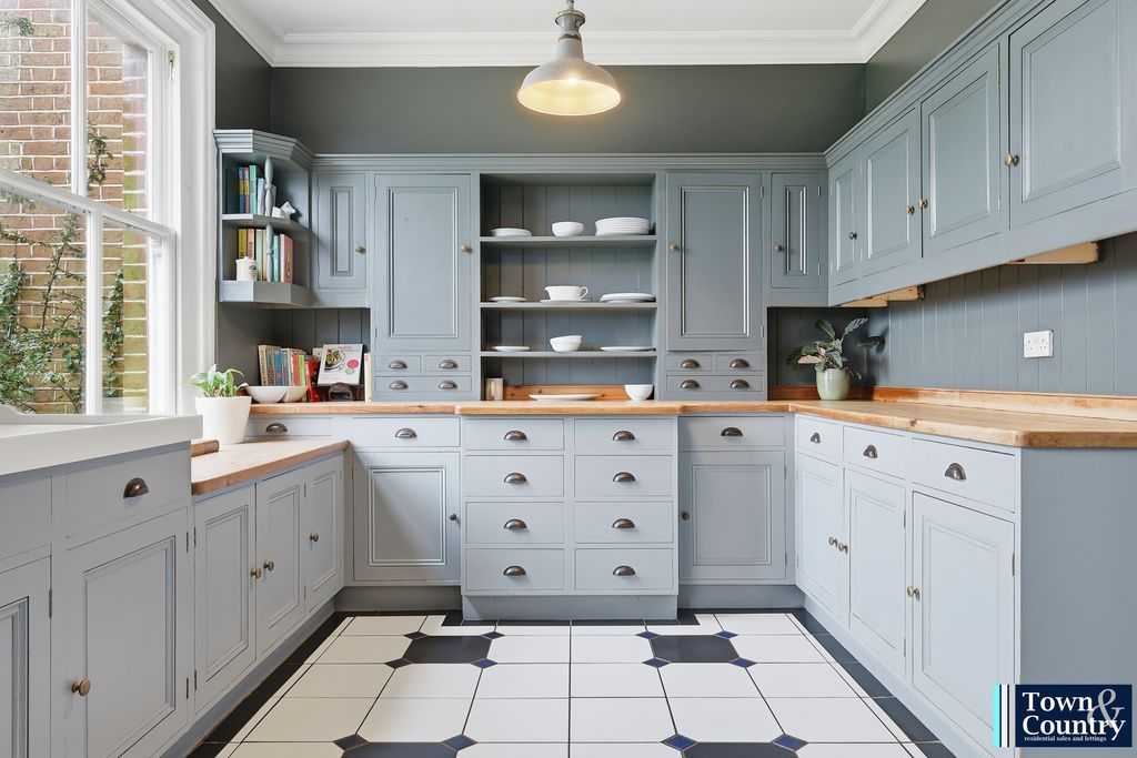 Property photo 3 of 26 The Hawk