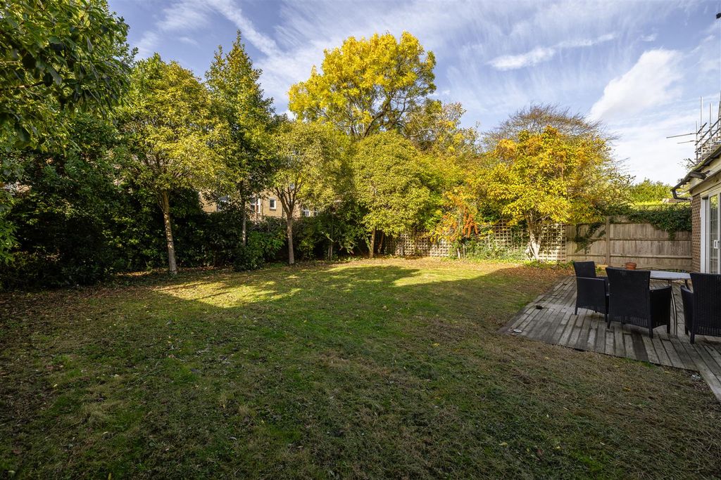 Property photo 2 of 42 Hermitage Close, E18