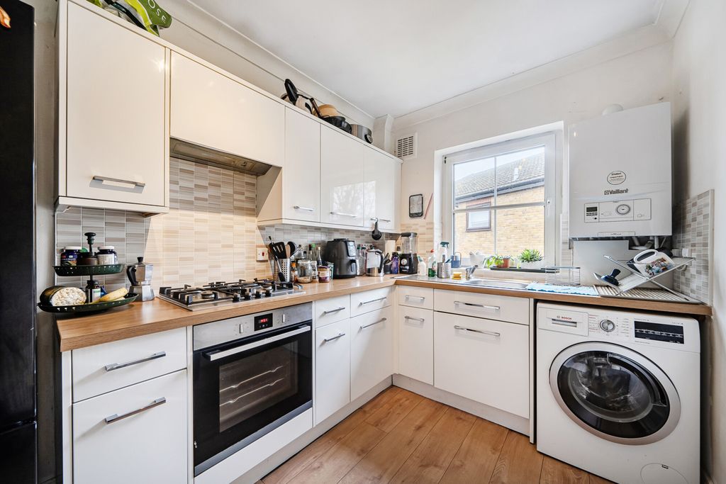 Property photo 3 of 10 Kitchen