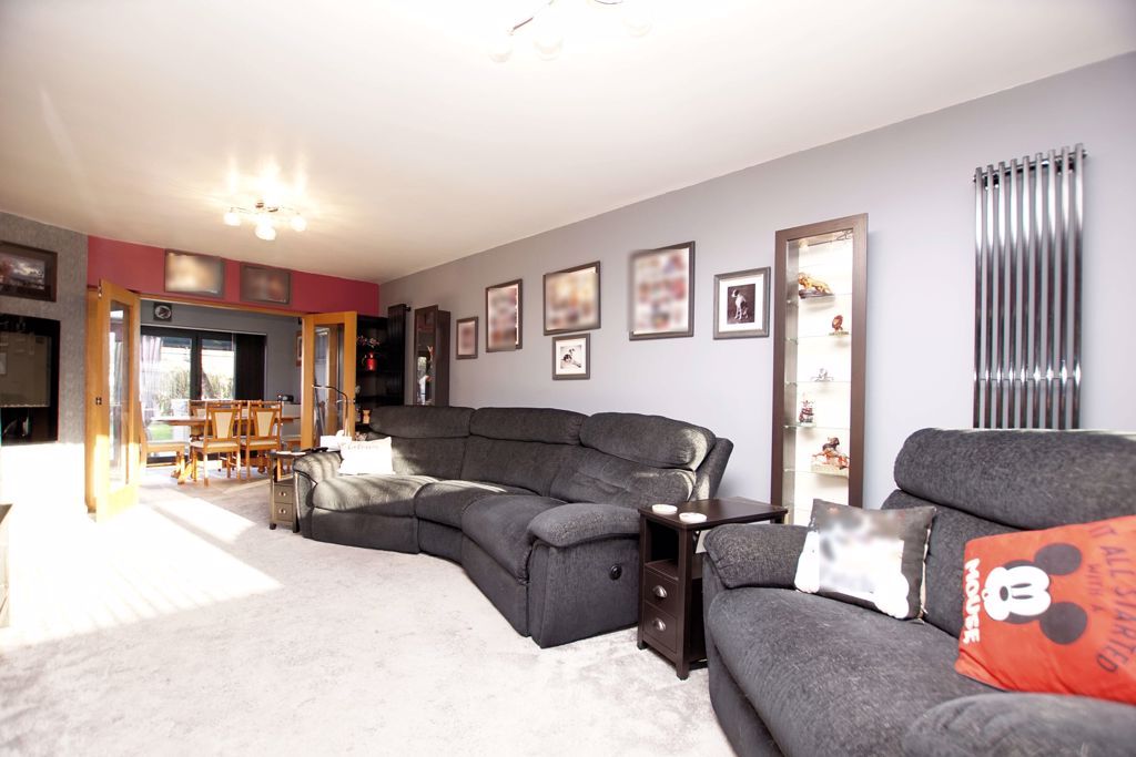 Property photo 3 of 21 Lounge